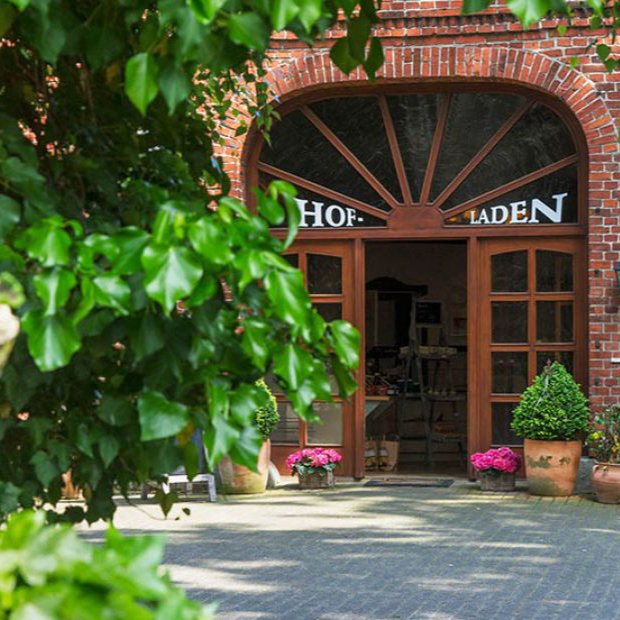 Hofladen Eingangsbereich mit Blumenkübeln