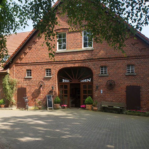 Hofladen Eingangsbereich mit Bank und schwarzer Tafel