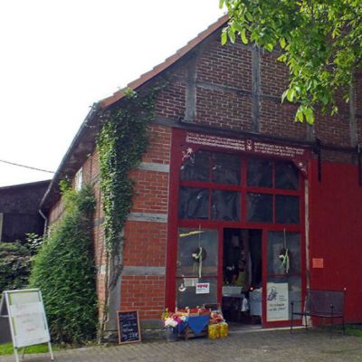 Roter Scheuneneingang mit Verkaufsschildern