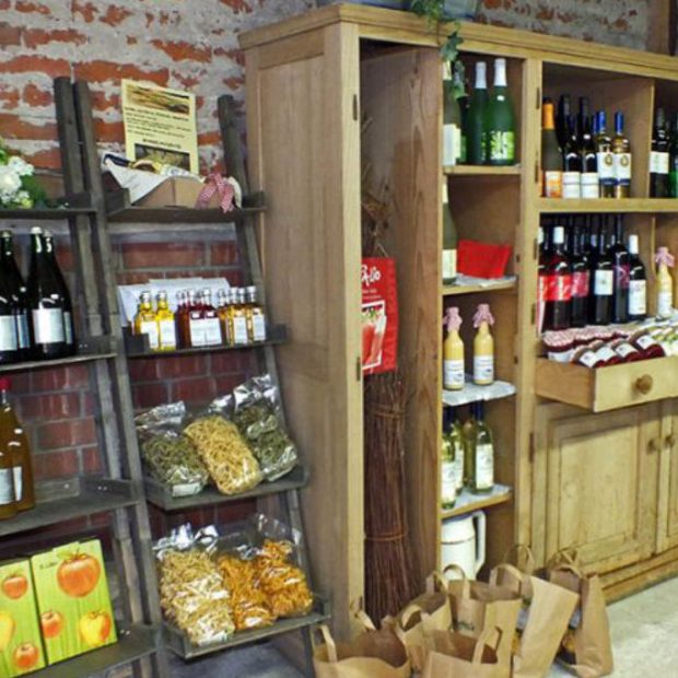 Verkaufsregal mit Nudeln, Wein, Apfelsaft und Likören